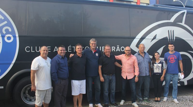 Prefeito se reúne com Atlético Tubarão e conhece novo ônibus do clube