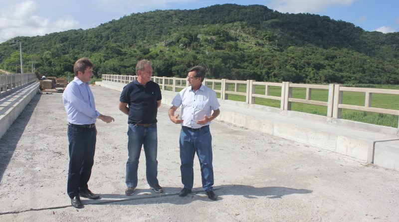 Prefeito vistoriou as obras das cabeceiras da Ponte de Congonhas nesta quarta-feira, ao lado do deputado José Nei Ascari e do secretário da ADR Nilton de Campos