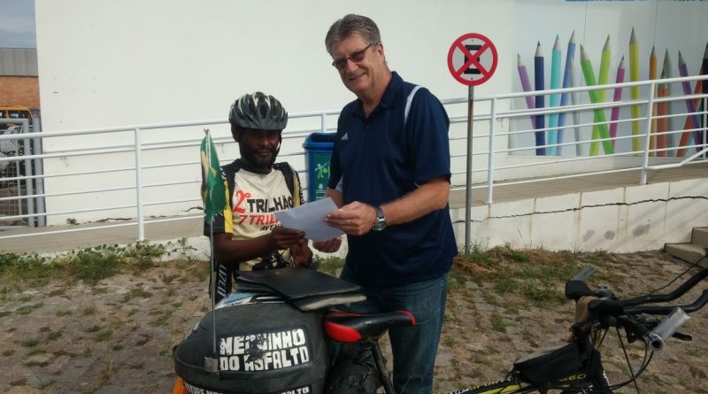 O diretor-presidente da Fundação Municipal de Esporte, Luiz Ernani Buerger elogiou a coragem e atitude de andar de bicicleta pelo mundo.