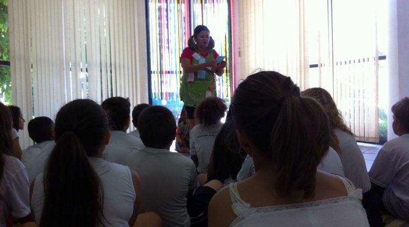A professora Adriana Medeiros usou poemas e histórias de autores brasileiros para envolver os jovens.