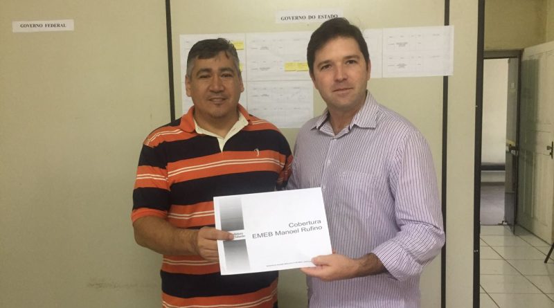 Gestor-coordenador de Defesa Civil Djalma Alves recebeu o projeto da nova cobertura das mãos do secretário de Urbanismo Alexandre Moraes