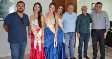 Rainha, princesas e os organizadores visitaram o Paço Municipal
