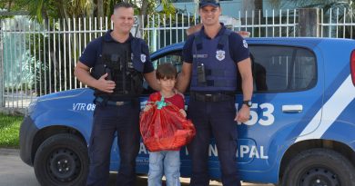 Henrique recebeu a cesta dos guardas municipais Giovane e Maciel