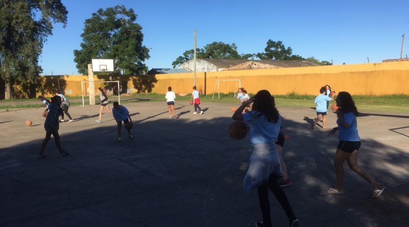 A Escolinha de Basquete na EMEB Martinho Guizzo atende cerca de 20 atletas.