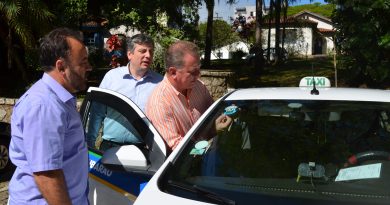 Prefeito colou primeiro selo de regularização dos táxis nesta segunda-feira (15)