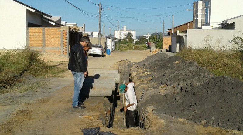Obras de ampliação de rede de drenagem foram visitadas nesta quinta-feira (6) pelo secretário Eraldo Pereira