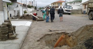 Trabalhos de desentupimento de rede de drenagem com hidrojato na Rua Maranhão, em Oficinas.