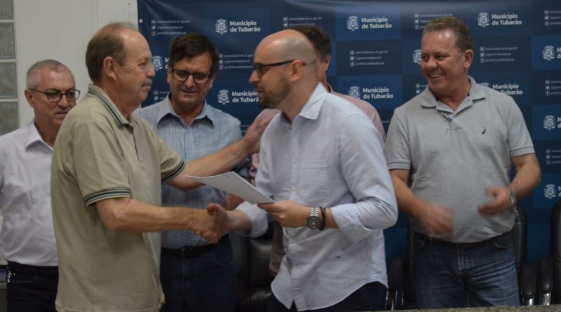 Lauri Fernandes (esquerda) da empresa B.F. Construções recebeu a ordem de serviço das mãos do presidente do Atlético Tubarão