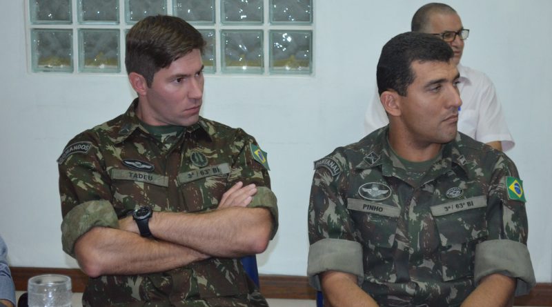Capitão Tadeu (à esquerda) assumirá o comando do Exército de Tubarão