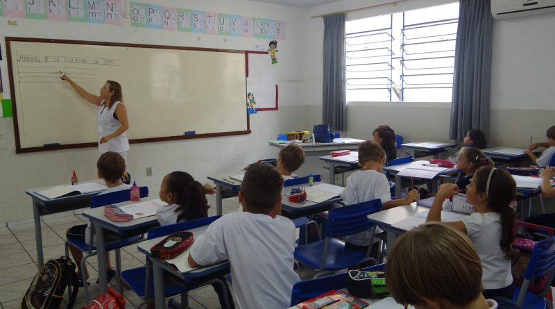 Alunos retornam às salas de aula no dia 19 de fevereiro