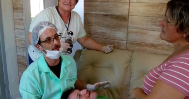 Atendimento odontológico domiciliar a paciente do Humaitá de Cima, realizado pelo Dr. Arthur Dacorégio