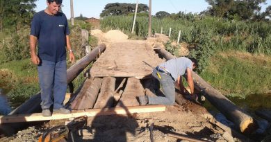 Ponte de madeira da Rodovia Ageu Medeiros começou a ser restaurada nesta terça-feira (24)