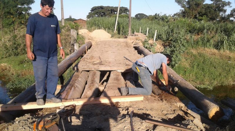 Ponte de madeira da Rodovia Ageu Medeiros começou a ser restaurada nesta terça-feira (24)