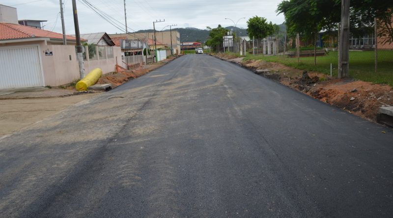 Rua Padre Dionísio da Cunha Laudth começou a ser pavimentada nesta semana