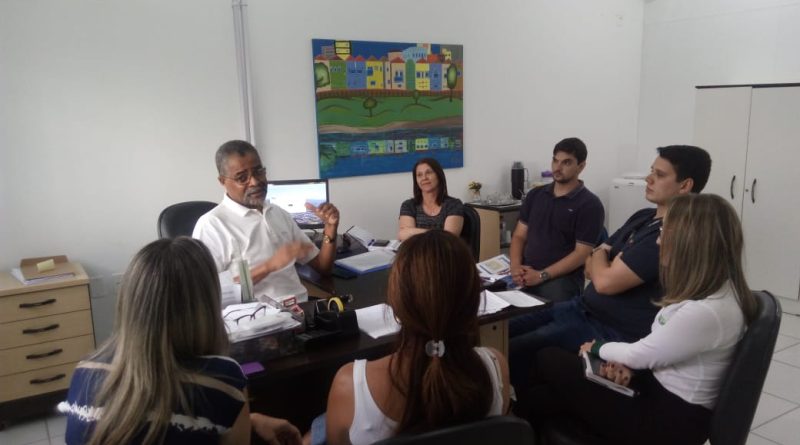 Os representantes da empresa e os funcionários do CEI apresentaram a proposta ao diretor-presidente da Fundação Municipal da Educação, Maurício da Silva.