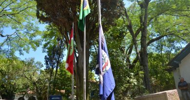 A bandeira de Tubarão está em meio mastro em virtude do decreto de luto oficial.