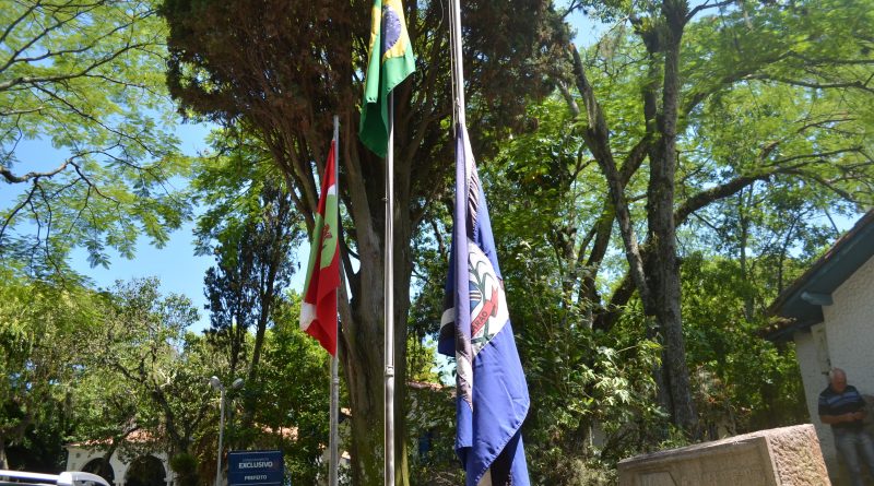 A bandeira de Tubarão está em meio mastro em virtude do decreto de luto oficial.