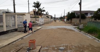 Pavimentação com lajotas na Rua Felipe Schmidt, em parceria com os moradores