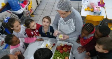 Para incentivar o consumo de frutas e verduras na infância, bem como o reconhecimento de seus benefícios foi desenvolvido com os pequenos, o projeto Alimentação Saudável.