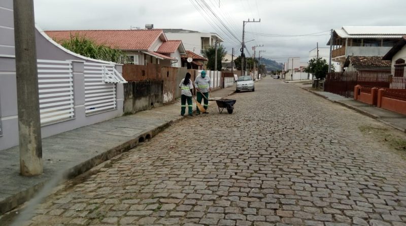 Limpeza em vias transversais à Avenida Pedro Zapeline