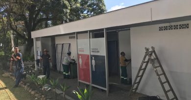 Banheiro público do Centro recebe grades e novas portas de alumínio