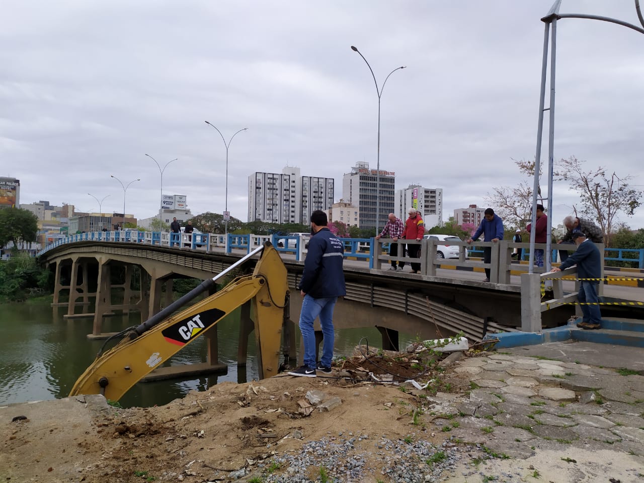 Muro de contenção é construído na beira-rio – Prefeitura de Tubarão