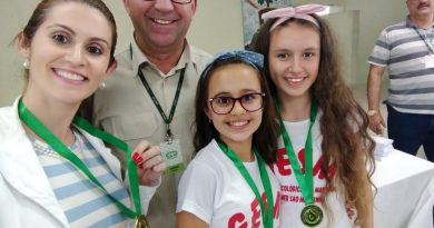 As alunas Jennifer Martins da Silva e Sabrina Leonardo Mendes receberam as medalhas em nome do grupo ecológico São Martinho.