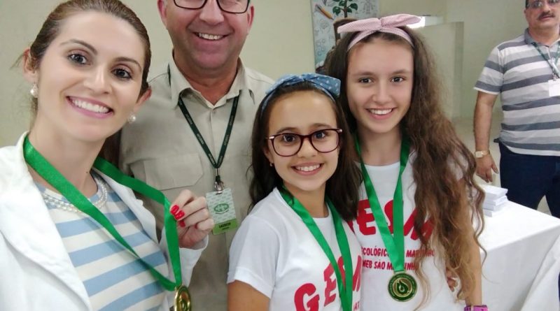 As alunas Jennifer Martins da Silva e Sabrina Leonardo Mendes receberam as medalhas em nome do grupo ecológico São Martinho.