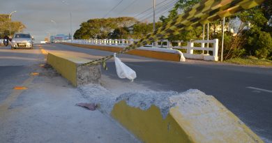 Mureta de concreto na avenida Tancredo Neves será retirada para permitir a manobras das carretas com as vigas da nova ponte