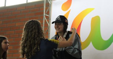 Letícia nos Jogos Abertos de Santa Catarina, em 2019, recebendo uma das medalhas conquistadas na competição. Créditos: Kamila Melo/Decom