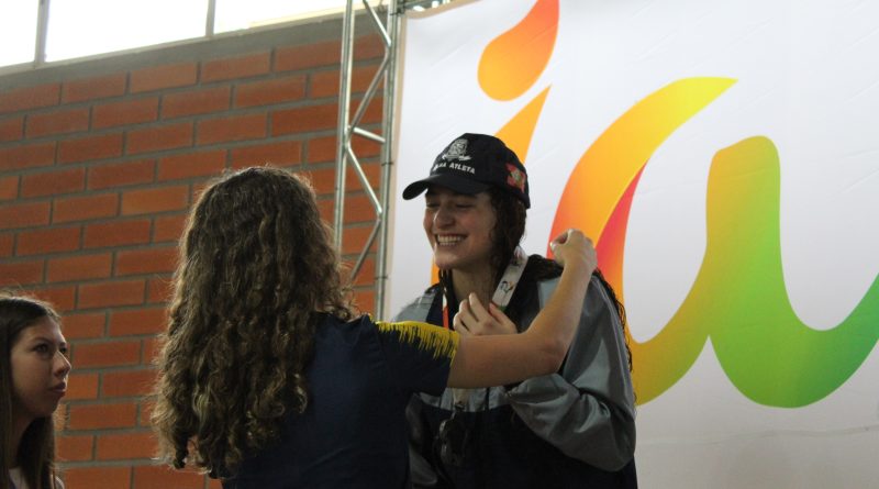 Letícia nos Jogos Abertos de Santa Catarina, em 2019, recebendo uma das medalhas conquistadas na competição. Créditos: Kamila Melo/Decom