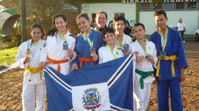 No último final de semana (16 e 17), na cidade de Ijuí (RS), os atletas tubaronenses representaram o município no 2° Campeonato Sul Brasileiro de Judô.
