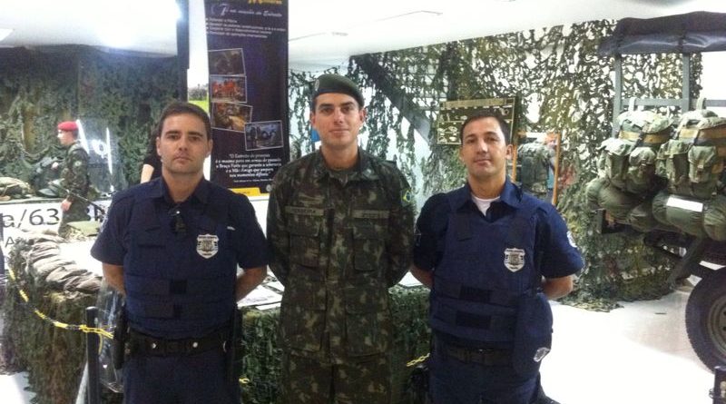 Guardas visitaram a exposição realizada em comemoração ao Dia do Soldado