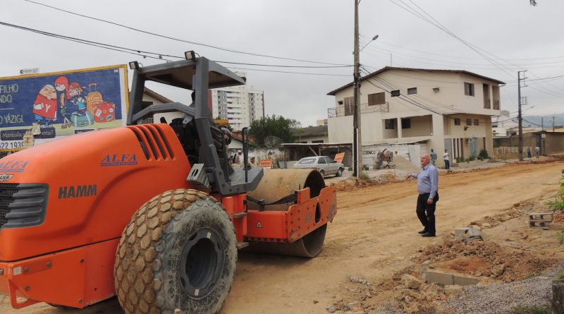 Iniciam os trabalhos de pavimentação da rua Luiz Pedro de Oliveira