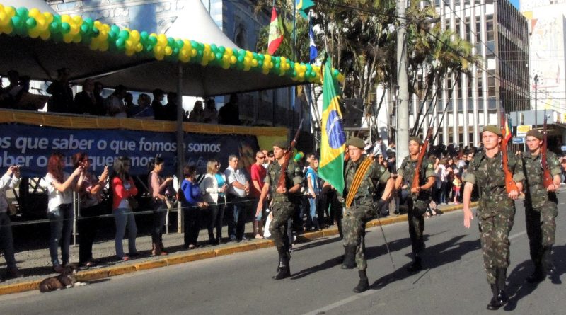 Às 8h30, inicia o desfile oficial, aberto pela 3ª Cia do 63º BI (Exército).