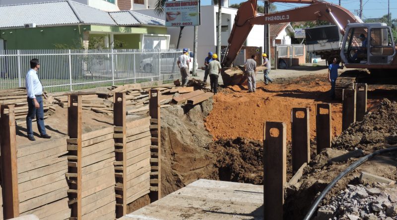 As obras de macrodrenagem seguem na rua Luiz Pedro de Oliveira e avançam até a rua Januário Alves Garcia.