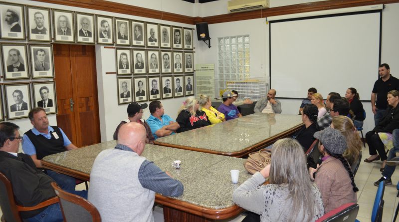 rocurando solucionar o problema, o prefeito Olavio Falchetti convocou uma reunião para buscar soluções e ouvir os vendedores que atendem naquele espaço.