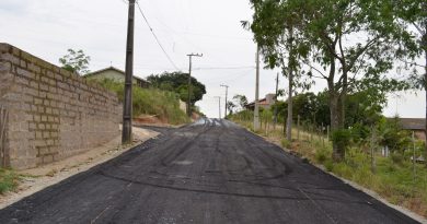 Equipes da secretaria de Infraestrutura já realizam a pavimentação da rua Antônio Borges no bairro Monte Castelo.