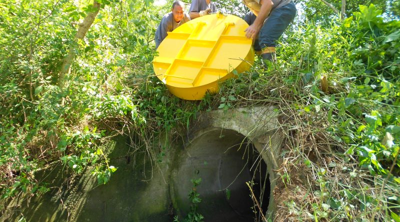 Colocação de comporta para rede de drenagem no Fábio Silva. Trabalho realizado em setembro de 2014