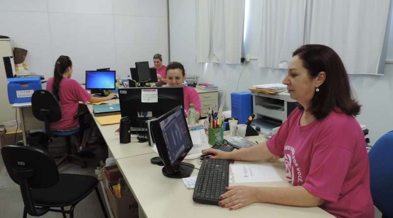 Servidoras utilizam camisetas da campanha Outubro Rosa para lembrar as mulheres da importância de cuidarem da saúde