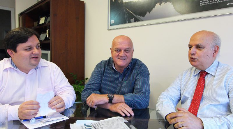 Os representantes tubaronenses foram atendidos pelo diretor financeiro Renato de Mello Vianna.