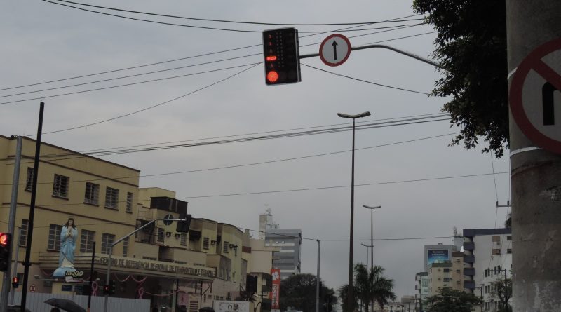 Iniciou nesta quinta-feira (16) o funcionamento dos semáforos de LED neste local.