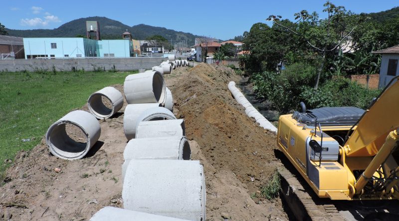 As equipes da secretaria de Infraestrutura já iniciaram a colocação dos tubos no local.