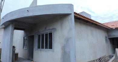 A UBS KM 63 já recebeu a colocação de telhas, revestimento em cimento das paredes internas e externas, janela de alumínio e o piso em cerâmica.