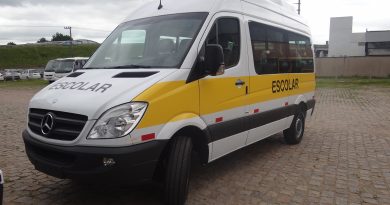 Os seis veículos foram adquiridos no valor de R$ 756.000,00 com recursos vinculados ao programa Salário-educação, gerando uma economia aos cofres públicos de R$ 150.000,00 anuais de aluguel.