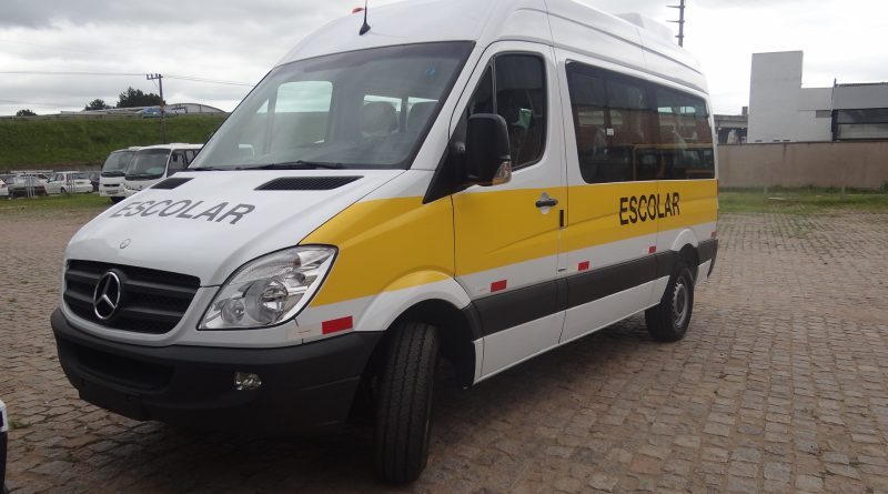 Os seis veículos foram adquiridos no valor de R$ 756.000,00 com recursos vinculados ao programa Salário-educação, gerando uma economia aos cofres públicos de R$ 150.000,00 anuais de aluguel.