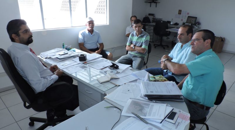 O secretário da pasta Ismael Medeiros esteve reunido com moradores do bairro Humaitá de Cima, juntamente com o vereador Gelson Bento.