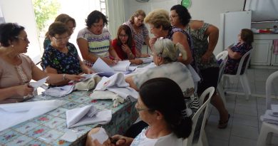 Grupo de mulheres do bairro Passagem participando do Curso de Produção Artesanal de Patchwork