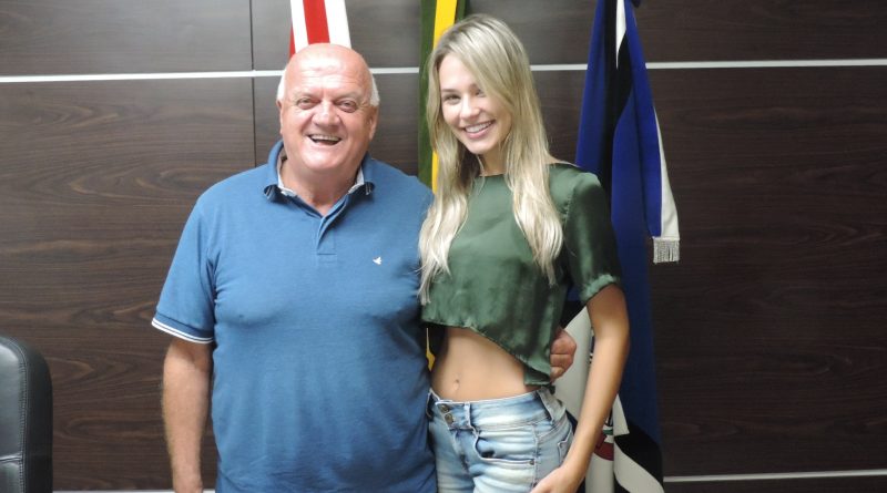 A Miss Tubarão aproveitou a oportunidade para convidar o prefeito Olavio Falchetti para participar do evento de coroação.