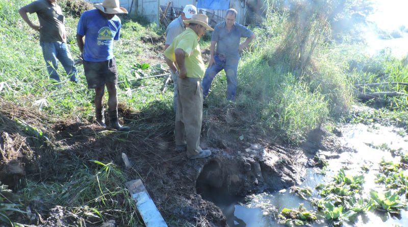 Desobstrução possibilitará um melhor escoamento das águas do bairro Andrino